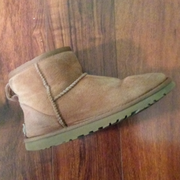 Ugg - Picture 2 of 3